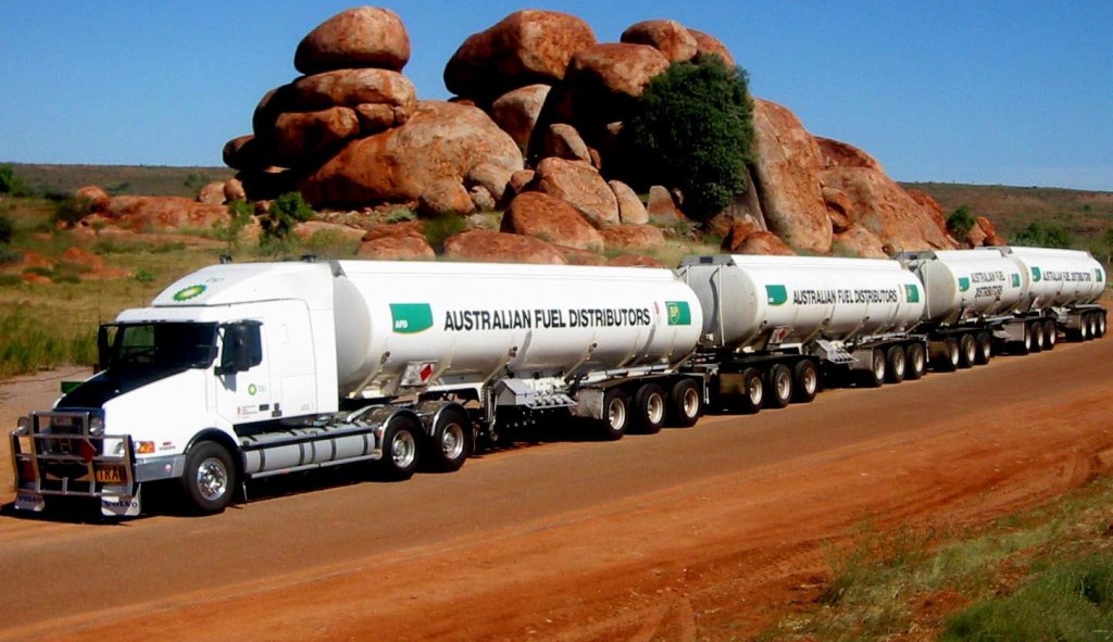 Tren de carretera transportando combustibles en Australia